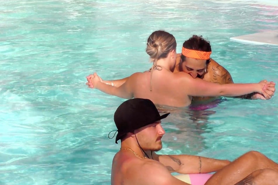 Auch Loucia (23) lässt nichts anbrennen und vergnügt sich mit Verführer Simon.