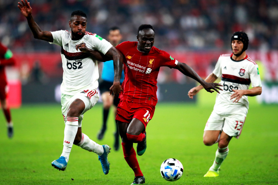 Gerson (l.) bearbeitet Liverpools Weltstar Sadio Mané.