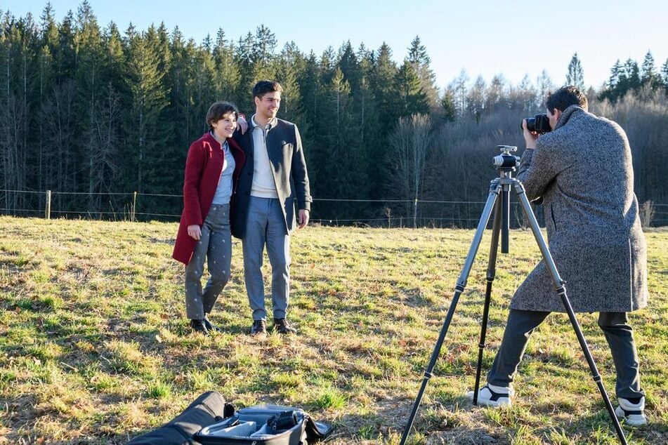 Julian (Tim Borys, 32, r.) gibt sich beim Shooting mit Eleni (Dorothée Neff, 35, l.) und Leander (Marcel Zuschlag, 30) ganz professionell.