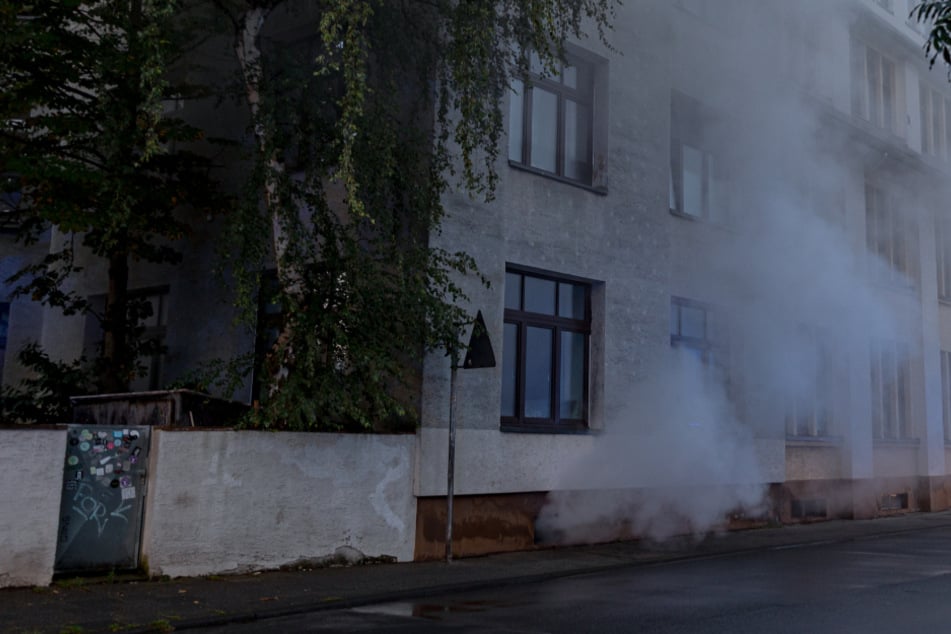 Der betroffene Gebäudekomplex liegt unmittelbar an einer Straßenbahn in Dellbrück.