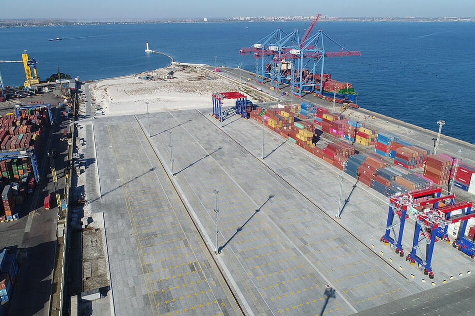 Seit 2001 ist die HHLA im Hafen von Odessa vertreten, hat dort 170 Millionen Euro in einen Containerterminal investiert. Nun hat das deutsche Unternehmen drei tote Mitarbeiter zu beklagen.