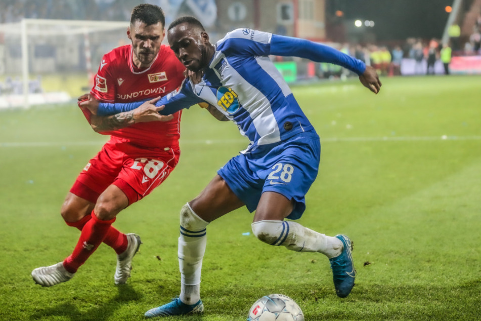 Unions Christopher Trimmel (l.) im Zweikampf mit Herthas Dodi Lukebakio.