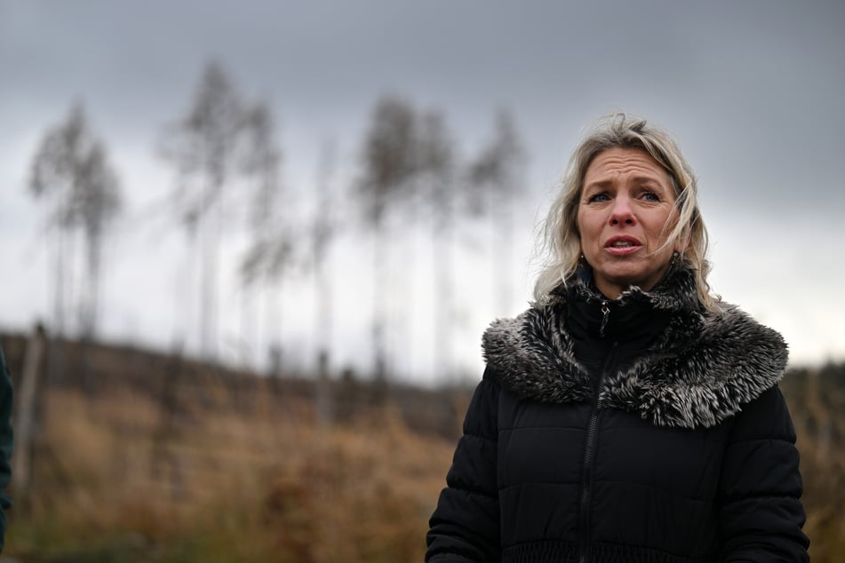 Susanna Karawanskij (44, Linke), geschäftsführende Ministerin für Infrastruktur und Landwirtschaft von Thüringen, präsentiert die Ergebnisse des „Waldzustandsbericht 2024“ in einem Waldstück des Forstreviers Osthausen.