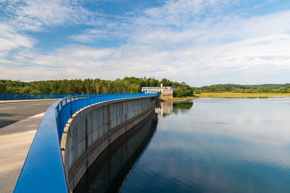 Die Talsperre Pöhl dient als Hochwasserschutz, Niedrigwasseraufhöhung und Naherholungsgebiet.