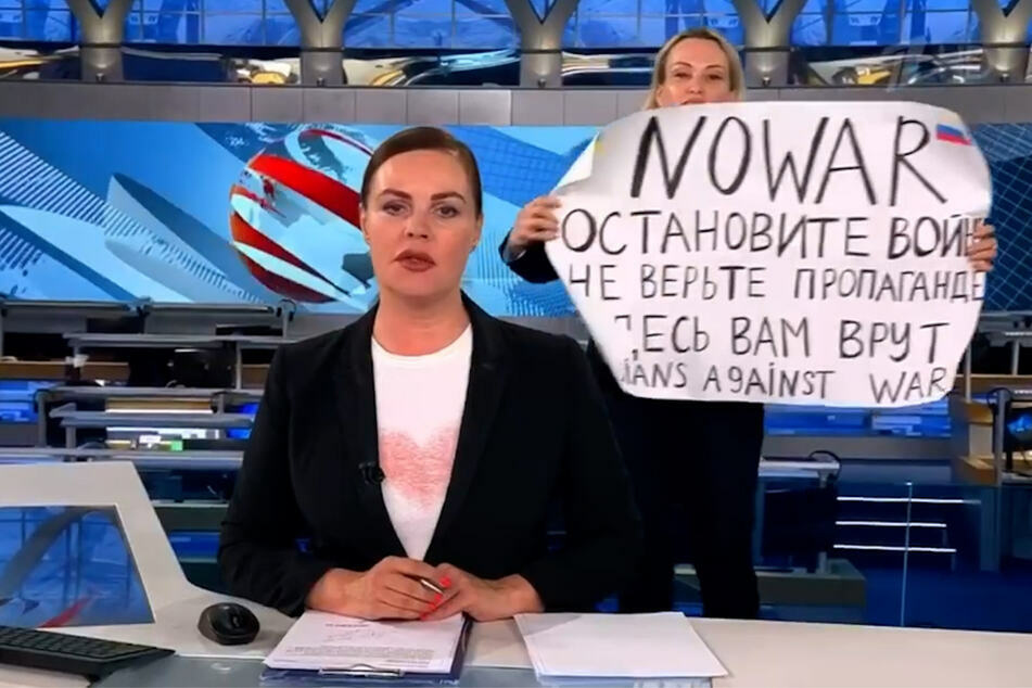 Marina Owssjannikowa (44, r.) prangerte mit ihrer mutigen Aktion Putins Propaganda im Live-TV an.