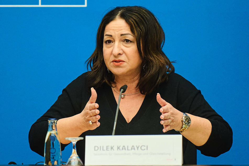 Berlins Gesundheitssenatorin Dilek Kalayci (54, SPD) befürchtet, dass sich das Ziel, bis Weihnachten bundesweit bis zu 30 Millionen Impfungen zu ermöglichen, nicht erreichen lässt, da das Impfen schon jetzt zum Teil ins Stocken komme.