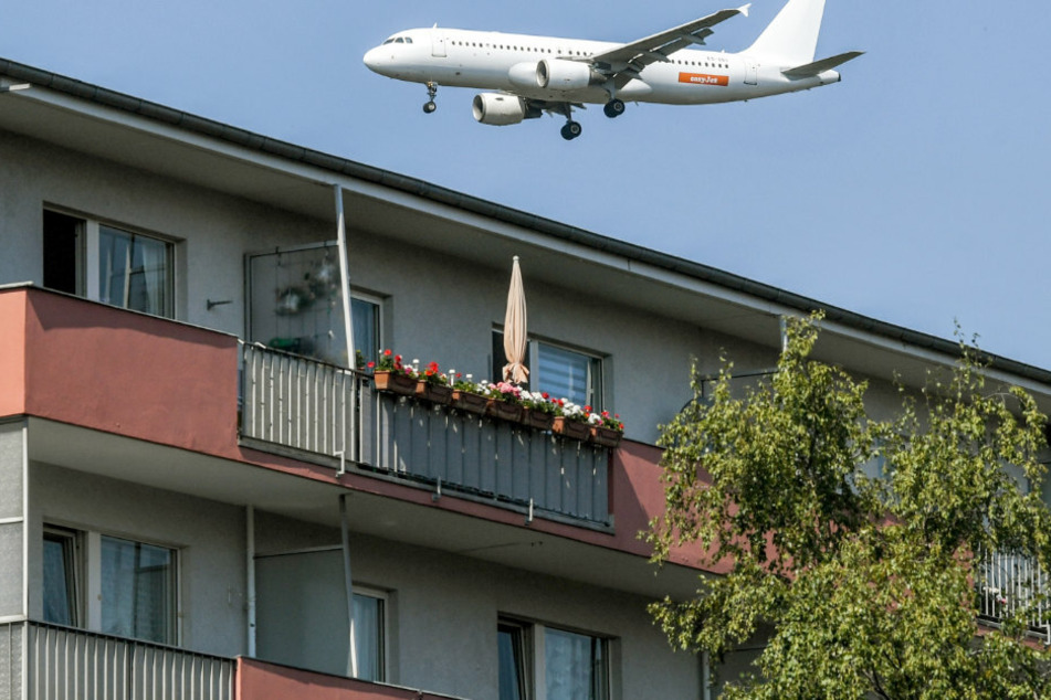 Ein Flugzeug überfliegt beim Landeanflug auf den Flughafen Tegel Wohnhäuser im Wedding. (Archivbild)