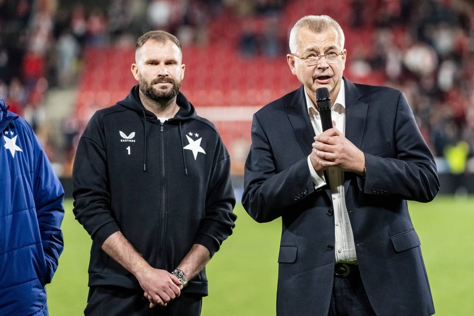 Vereinspräsident Jaroslav Tvrdík (57, r.) bat die Fans am Mikrofon, sich friedlich zu ihren Plätzen zurückzubegeben.
