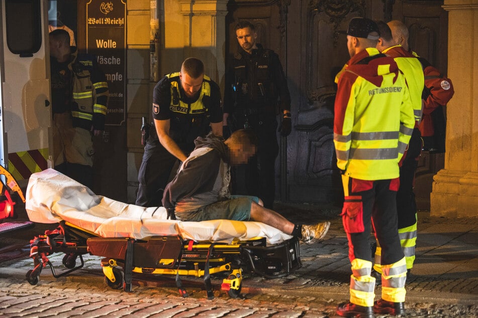 Der 26-Jährige konnte von der Polizei fixiert und dem Rettungsdienst übergeben werden.
