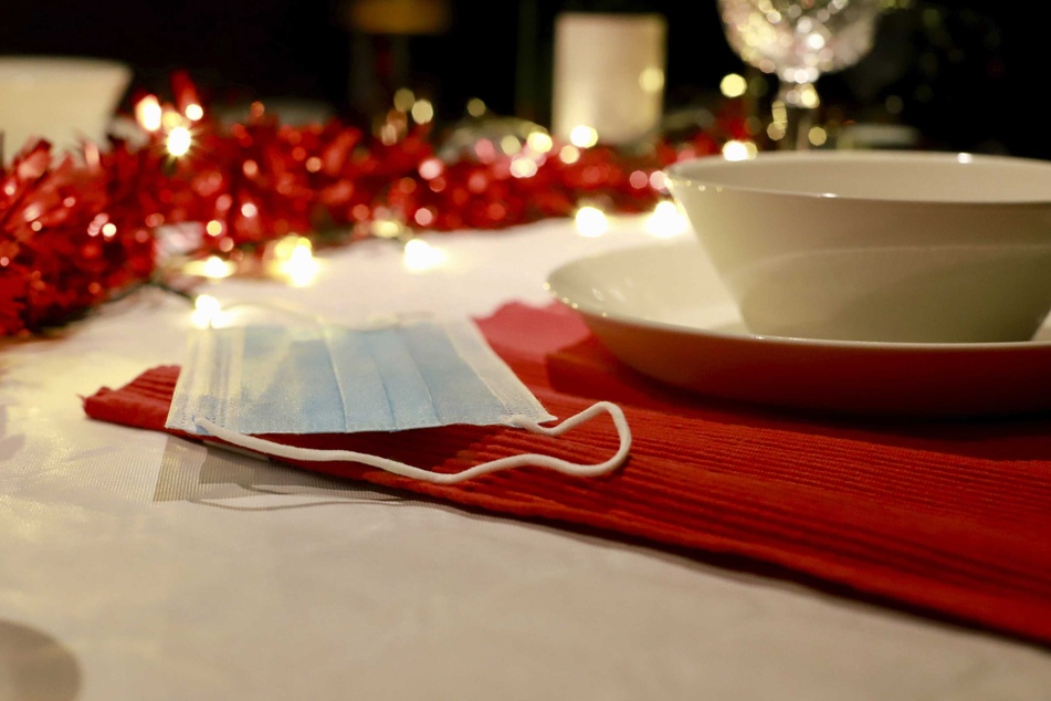 Die Weltgesundheitsorganisation (WHO) legt den Europäern ans Herz, an Weihnachten und Neujahr bei Festen mit Familie und Freunden einen Mund-Nasen-Schutz zu tragen.
