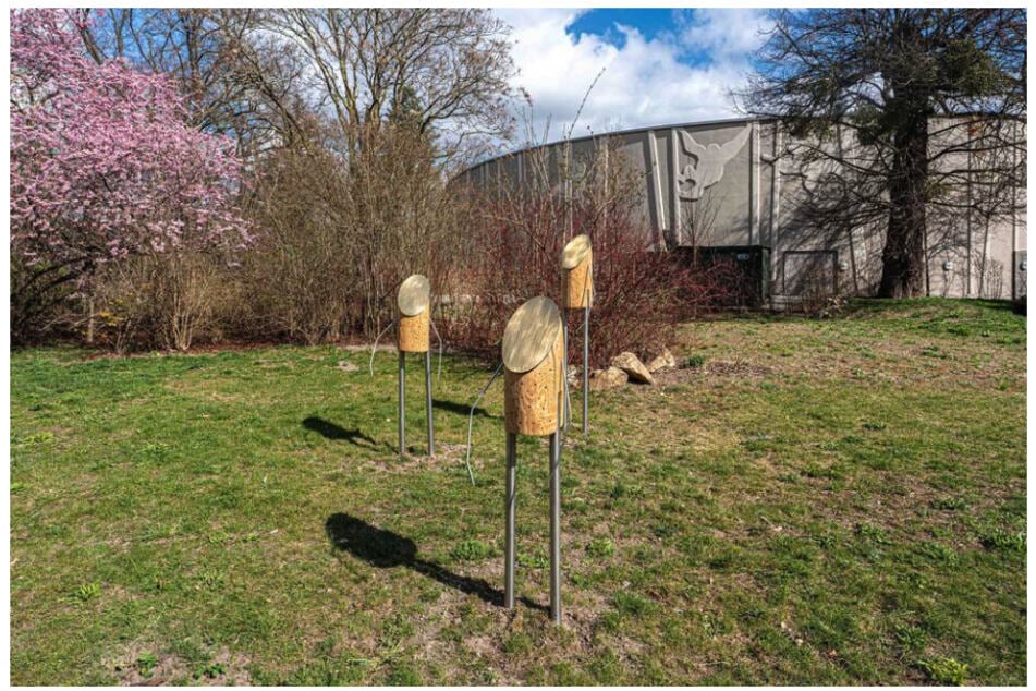 Aus Robinienstämmen und Stahlrohren ist ein Nist-Kunstwerk entstanden.