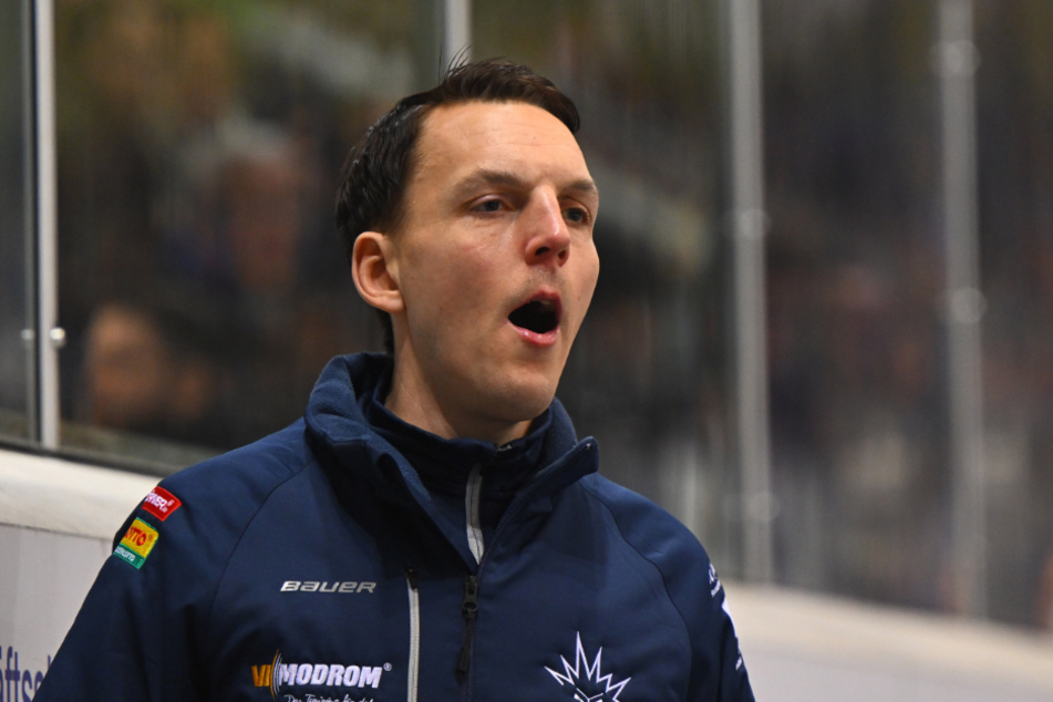 Eislöwen-Coach Petteri Kilpivaara (37) erwartet ein enges Spiel mit wenig Chancen.