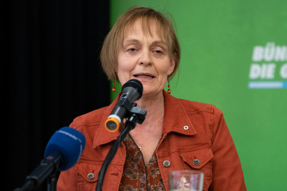 Petra Budke (61, Bündnis 90/Die Grünen) sieht Berndt als "Brandstifter", der immer wieder "mit Hetze gegen Geflüchtete und Forderungen nach Aufhebung aller Corona-Beschränkungen" aufgefallen sei.