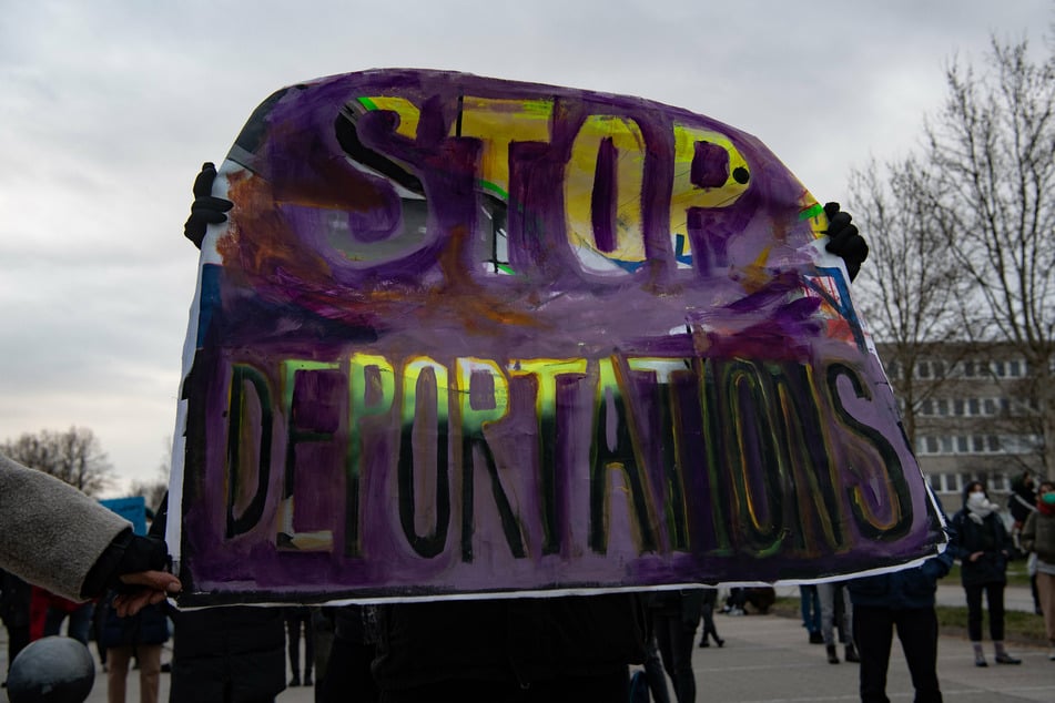 "Stop deportations" steht auf einem Plakat einer Demonstration am ehemaligen Flughafen Schönefeld.