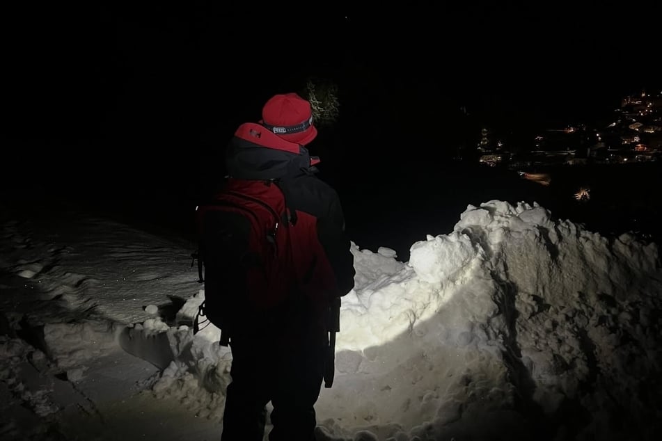 Mehrere Einsatzkräfte waren an der Suche nach der 64-jährigen Deutschen beteiligt und durchkämmten das Gelände trotz der niedrigen Temperaturen.