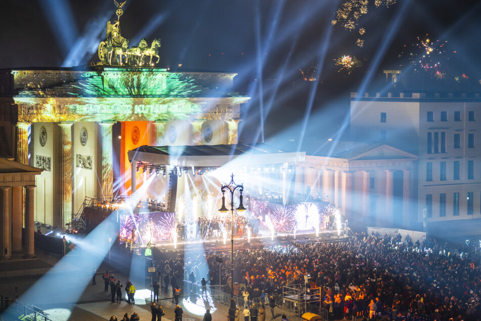 Vor dem Brandenburger Tor in Berlin feierte das ZDF seine Silvesterparty. Es gab rund 2500 Karten, aber nur etwa 1300 Menschen kamen.