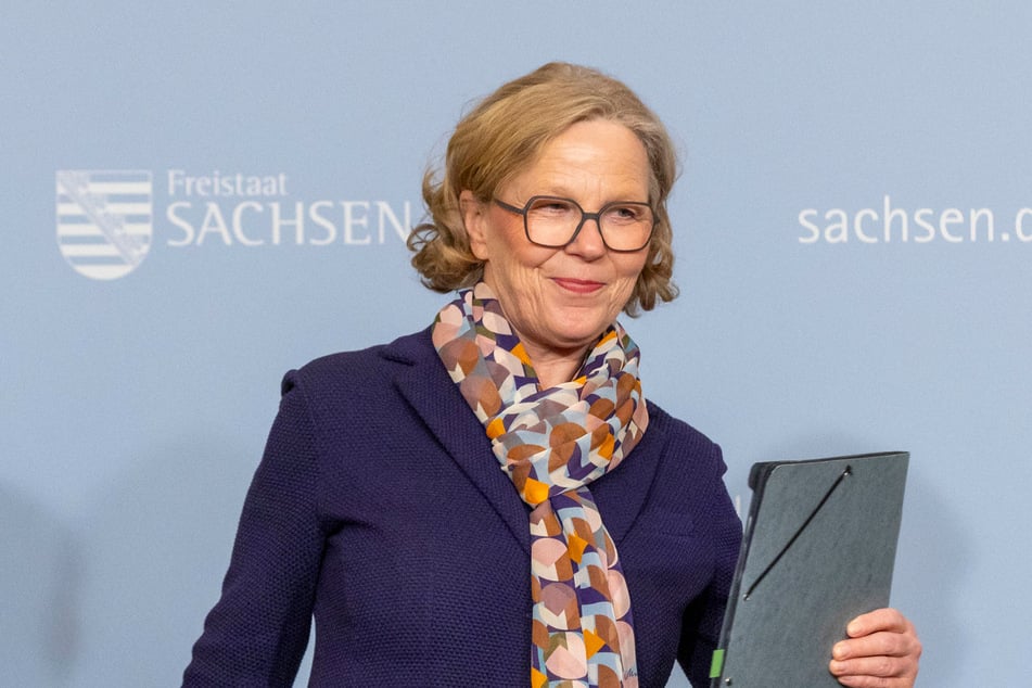 Sachsens Verkehrsministerin Regina Kraushaar (61, CDU) kämpft um eine Neubaustrecke zwischen Dresden und Prag.