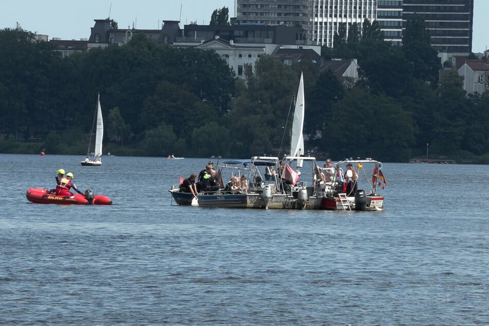 Ein Kanu kenterte auf der Außenalster in der Nähe der Kennedybrücke.