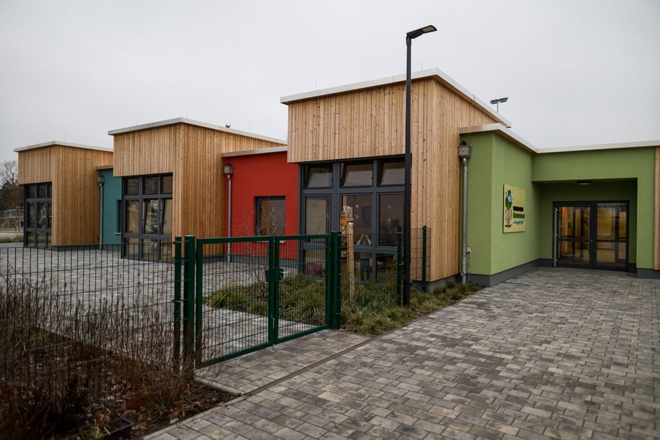 Der Thallwitzer "Bildungscampus", bestehend aus Kita und Grundschule, erhielt kürzlich ein Portal aus nachhaltigem Lärchenholz und Solarpaneelen.