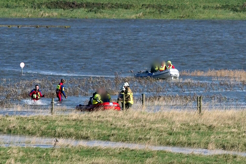 Die Familie wurde mit Schlauchbooten ans Ufer gebracht.