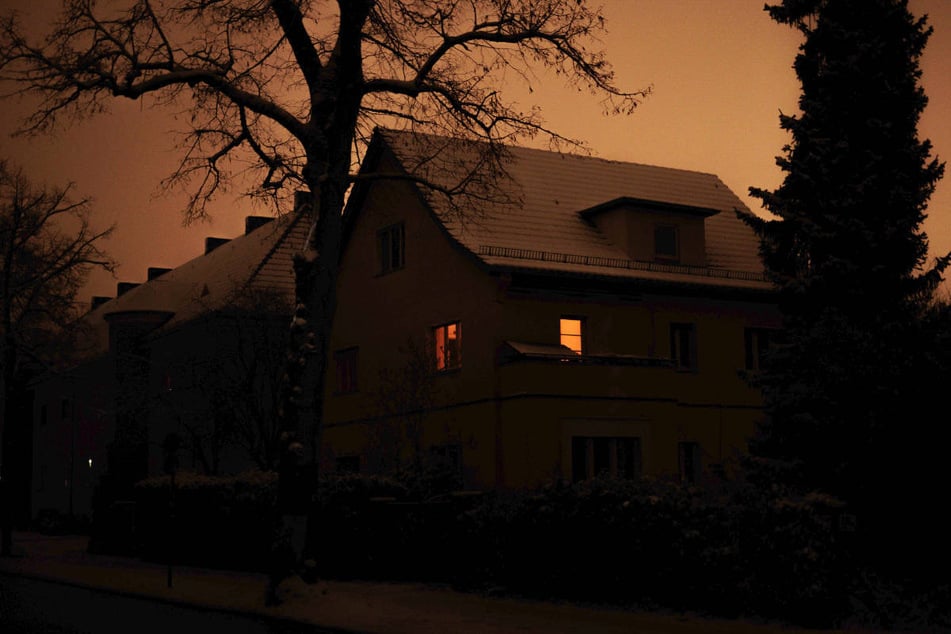 Viele Menschen im Berliner Südwesten müssen am Montag bei klirrender Kälte weiter ohne Strom auskommen.