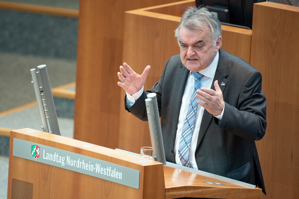 Nordrhein-Westfalens Innenminister Herbert Reul (68, CDU) rechnet nicht mit einer sehr hohen Zahl von Betrügern in Corona-Schnelltestzentren.