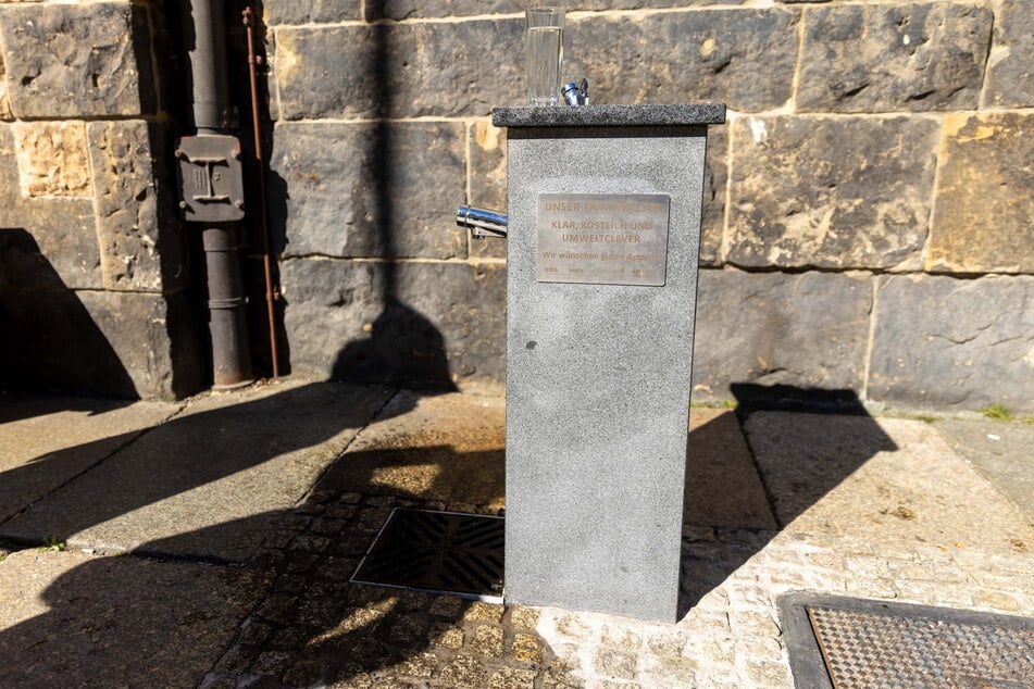 Der Trinkbrunnen am Rathaus ist in Betrieb.