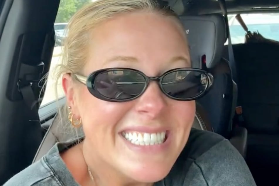 Leah Rhodes verabschiedet sich am Ende des Clips mit einem breiten Grinsen.