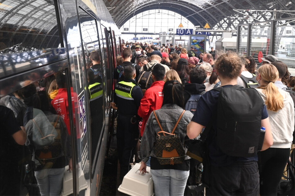 Chaos bei Deutscher Bahn: Überfüllte Züge zum Start ins Pfingstwochenende in Sachsen