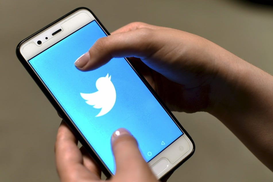 Die Twitter-App ist auf dem Bildschirm eines Smartphones zu sehen.