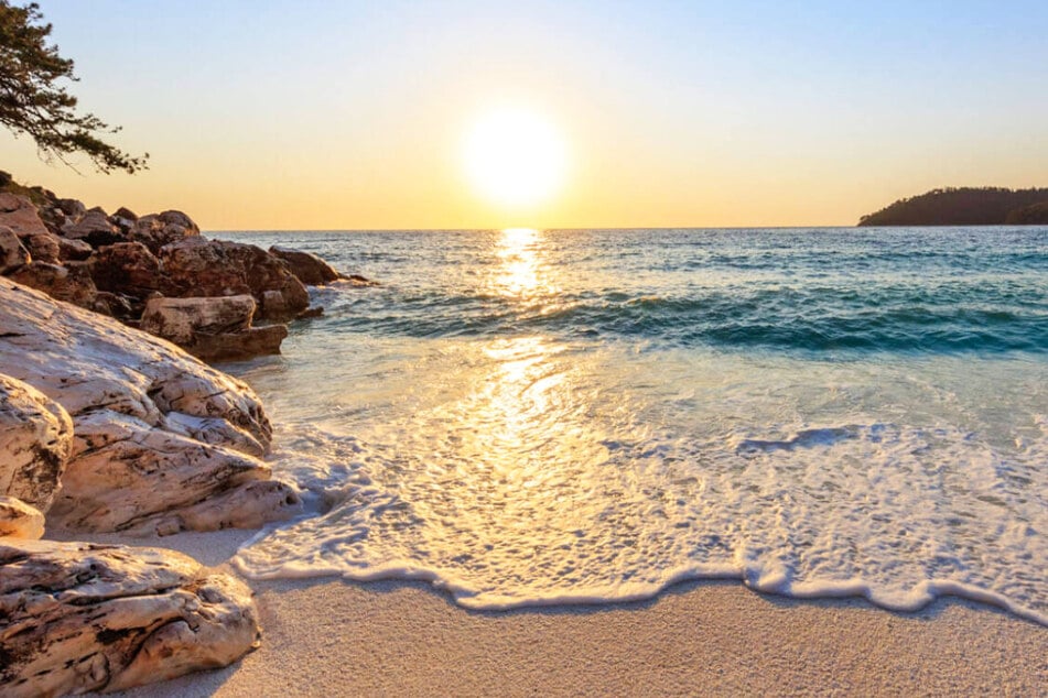 Schöne Sonnenuntergänge, goldene Strände und kristallblaues Wasser – das und vieles mehr findet Ihr auf Thassos.