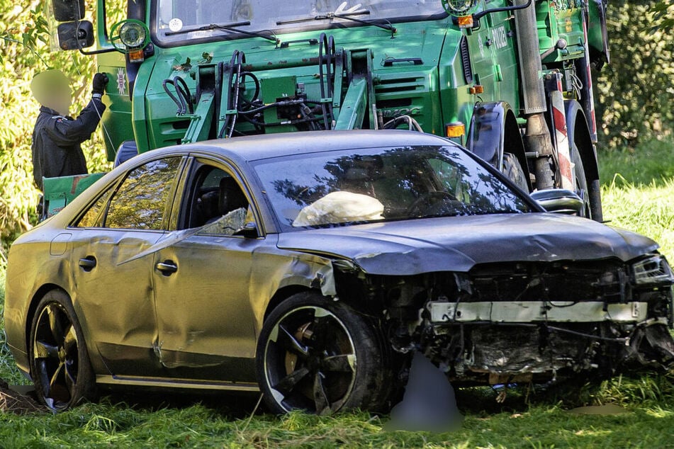 Der verunglückte Fluchtwagen wurde aus der Unstrut geborgen. (Archivbild)