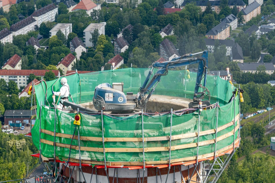 Die Abrissarbeiten am Schornstein gehen in die heiße Phase.