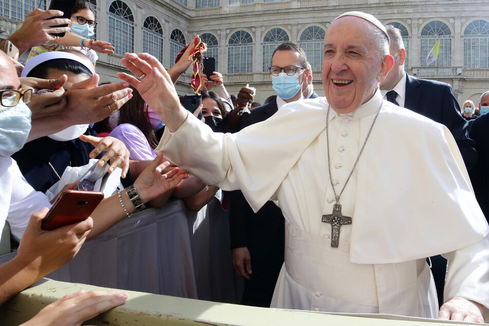 Papst Franziskus (84) grüßt während der Mittwochs-Generalaudienz im Hof von St. Damaso im Vatikan.