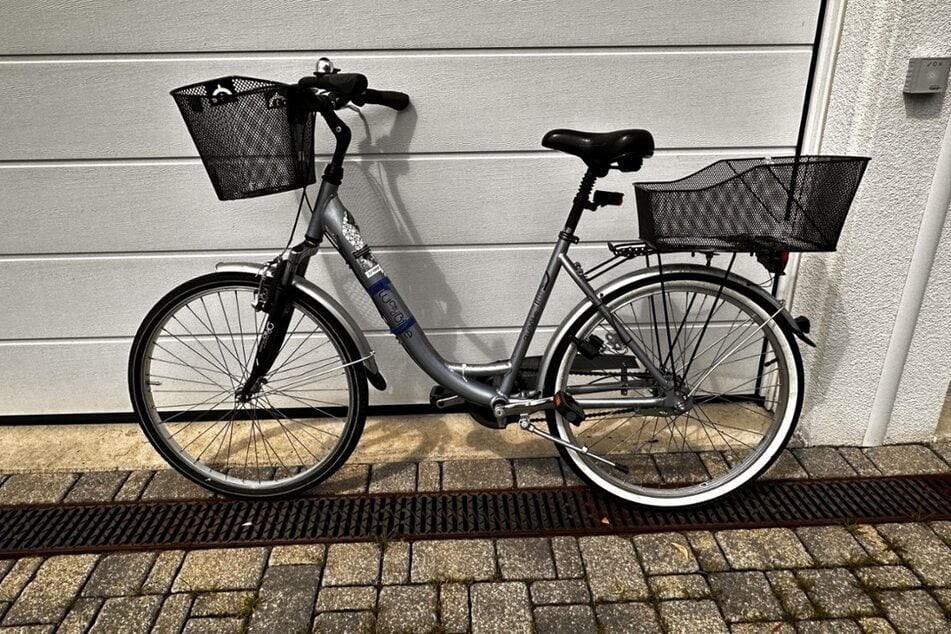 Silber-blaues 28"-Damen Alu-City-Bikes, Fundort: Liselotte-Herrmann-Straße, Anfang Juni