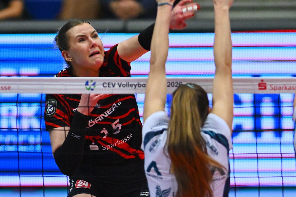 Marta Levinska (24, l.) ragte bei den DSC-Schmetterlingen mit 33 Punkten heraus.