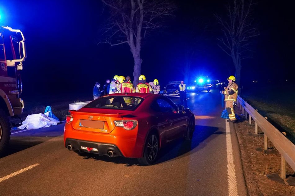 Tödlicher Unfall auf Bundesstraße: Fußgänger von Auto erfasst und auf Gegenfahrbahn geschleudert