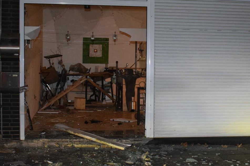 Mithilfe eines Transporters brachen die Täter in eine Goldschmiede in Bedburg ein.
