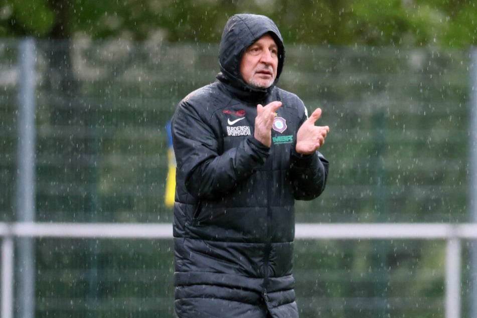 So ein bisschen Regen kann FCE-Coach Pavel Dotchev (58) nichts anhaben.