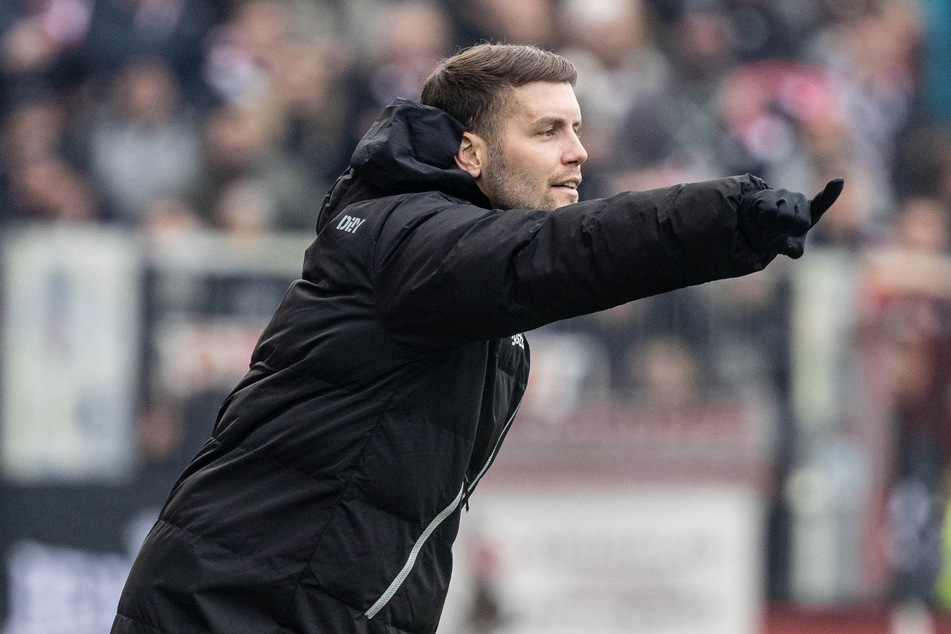 St.-Pauli-Trainer Fabian Hürzeler (31) ärgerte sich über die Trägheit seiner Mannschaft in der zweiten Hälfte.