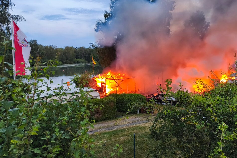 Möglicherweise Todesopfer: Mehrere Wohnwagen bei Brand auf Campingplatz zerstört