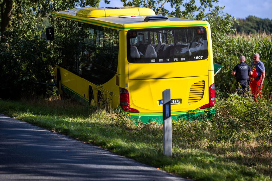 Einsatzkräfte sichern die Unglücksstelle. Der Linienbus kam von der Fahrbahn ab und krachte gegen einen Baum.