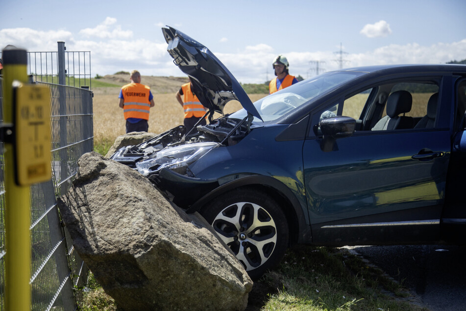 Der Renault-Fahrer (62) krachte gegen einen Granitstein und wurde leicht verletzt.