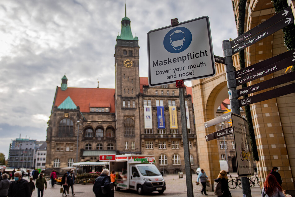 Schilder weisen auf die Maskenpflicht in der Chemnitzer Innenstadt hin. Die Stadt kündigte Kontrollen an.
