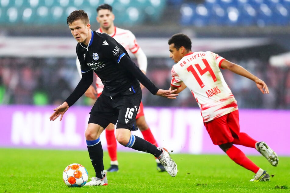 Fabian Kunze (24, l.) kämpft aktuell mit Arminia Bielefeld um den Klassenerhalt in der Bundesliga. Ab dem 1. Juli läuft er dann für Hannover 96 auf.