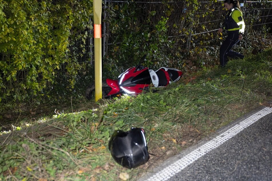 Das Motorrad kam in einem Straßengraben zum Liegen.