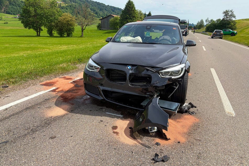 Die beiden Autofahrer kamen mit leichten Verletzungen davon.