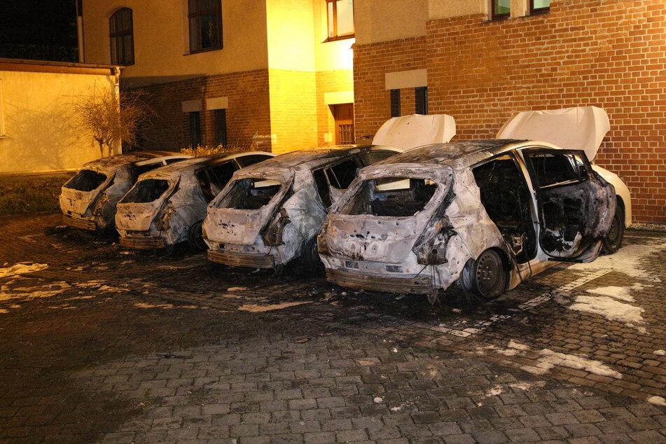 Am Abtnaundorfer Rathaus brannten in der Nacht auf Dienstag vier E-Autos aus.