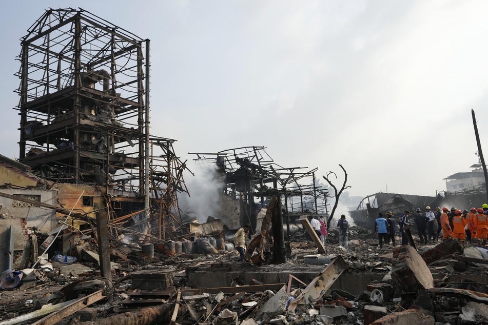 Die Flammen, die in Folge der Explosion entstanden, griffen auch auf anliegende Häuser und Fabriken über.