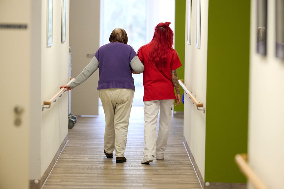 Die steigenden Lohnkosten werden auf die zu pflegenden Personen umgelegt. (Symbolfoto)